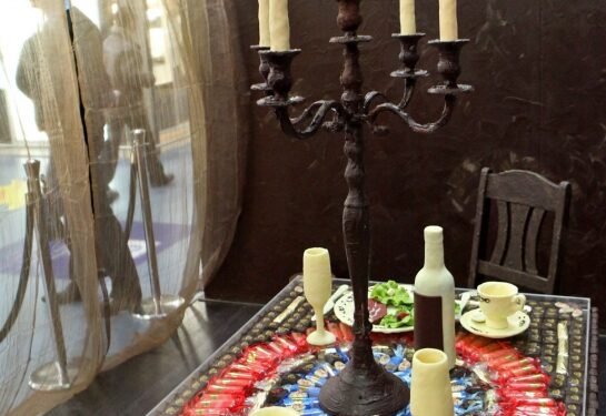 Šokolado kambaryje net ir mėsa su daržovėmis pagaminta iš šokolado