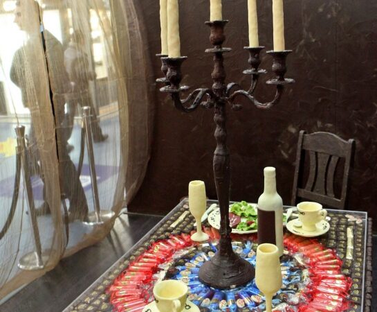 Šokolado kambaryje net ir mėsa su daržovėmis pagaminta iš šokolado