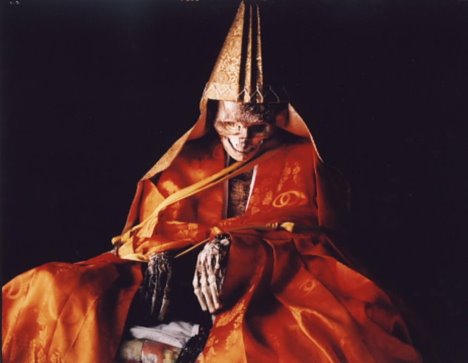 Budistų vienuoliai save paverčia gyvomis mumijomis (foto)