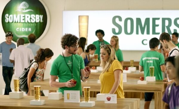 IT su šypsena: Alkoholinių gėrimų kompanija savo reklamoje mėgdžioja „Apple“