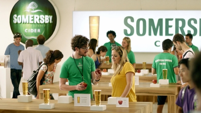 IT su šypsena: Alkoholinių gėrimų kompanija savo reklamoje mėgdžioja „Apple“