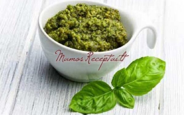 Špinatų, spanguolių ir braziliškų riešutų pesto