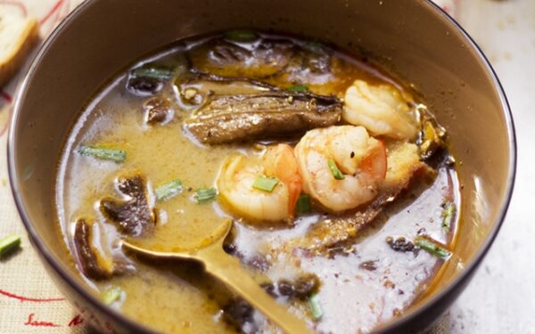 Sekmadienio receptas –  aštri sriuba su krevetėmis ir kokoso pienu