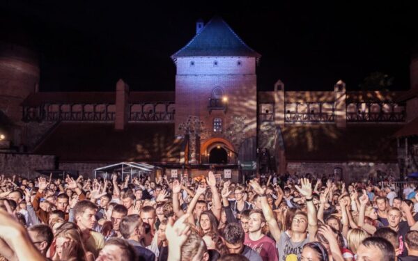 Paaiškėjo atlikėjai, kurie šiemet užkurs klubinę „Stebuklo“ fiestą Trakų pilyje