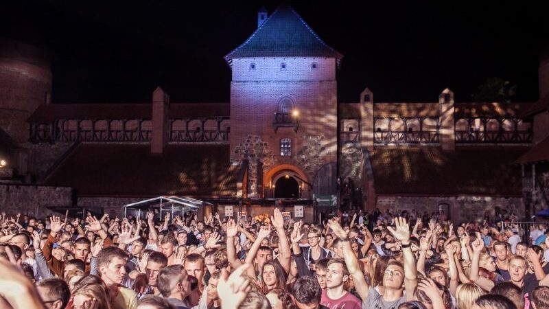 Paaiškėjo atlikėjai, kurie šiemet užkurs klubinę „Stebuklo“ fiestą Trakų pilyje