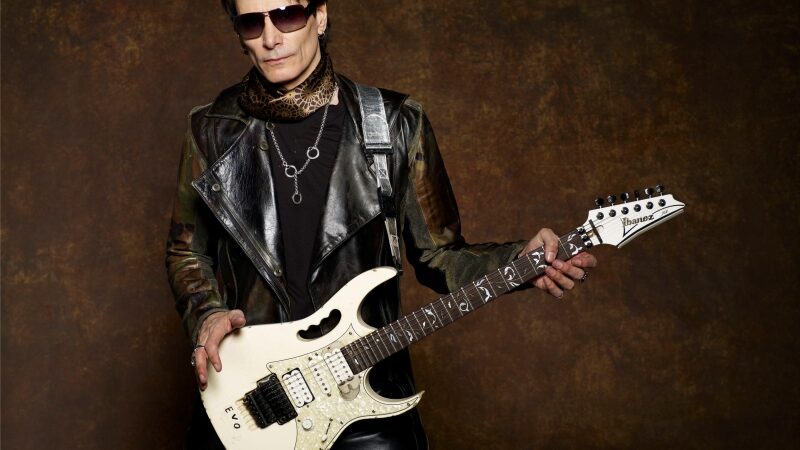 Spalį Lietuvoje koncertuos vienas geriausių gitaros virtuozų pasaulyje Steve Vai