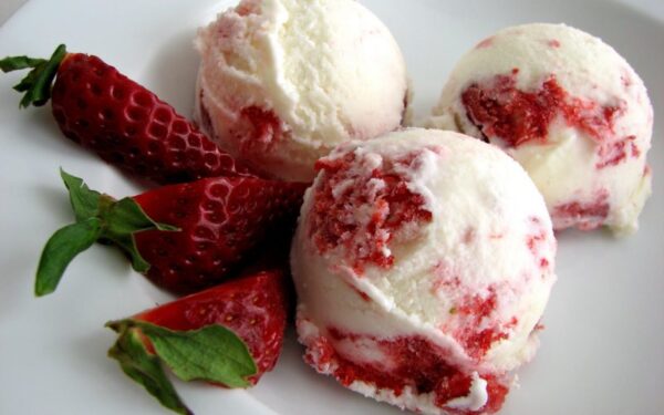 Namuose gaminti braškiniai ledai