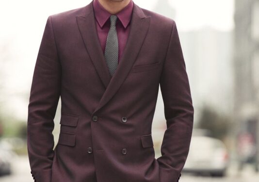 Į vyrų madą grįžta tamsiai raudoni švarkai (Foto)
