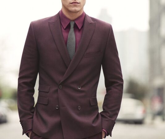 Į vyrų madą grįžta tamsiai raudoni švarkai (Foto)