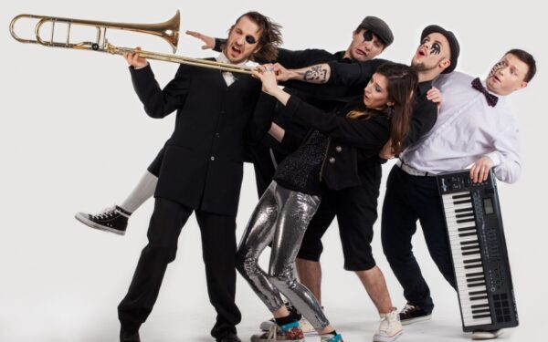 Scenos chuliganai „Kitas Kampas“ ir „Suicide DJs“ apsijungia