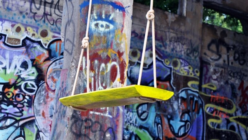 Anoniminiai savanoriai Vilniui dovanoja savo kurtas sūpynes (foto)