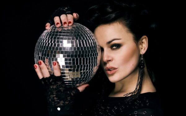 Naujas Tajos įvaizdis – seksualesni rūbai, šokių muzika ir naktiniai klubai