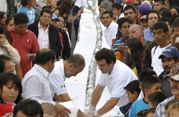 Meksikoje pagamintas 50 metrų ilgio tradicinis patiekalas tako