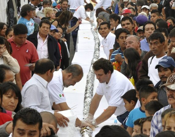 Meksikoje pagamintas 50 metrų ilgio tradicinis patiekalas tako