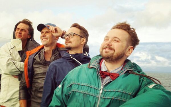 Nauja lietuviška komedija „Tarp mūsų, berniukų…“ nukarūnavo „Redirected“