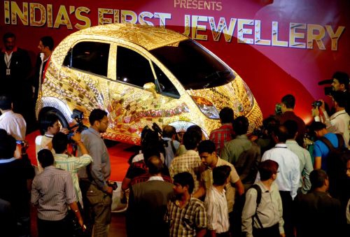 „Tata Motors“ pristatė auksu dengtą automobilį