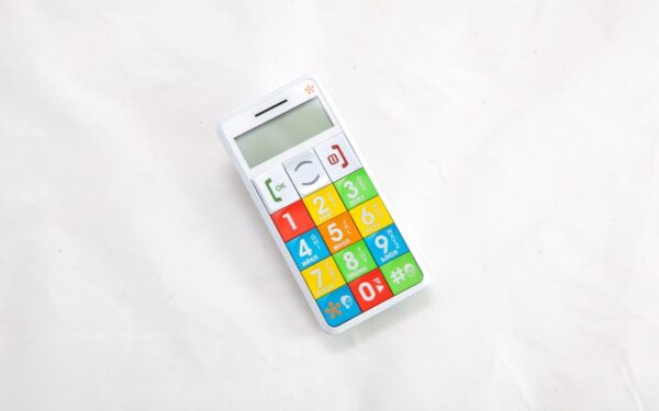 Pasirodė žaismingas ir praktiškas telefonas vasarai