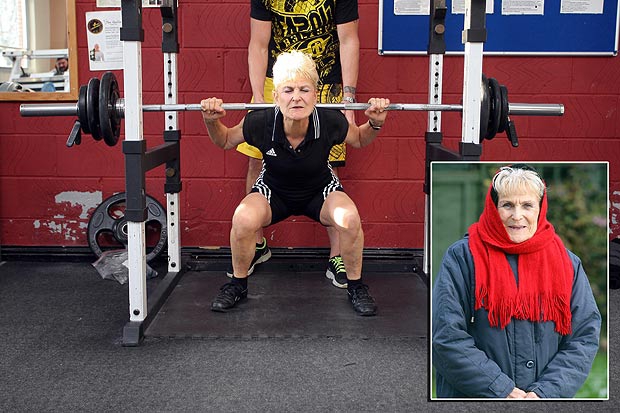 Buvusi medicinos sesuo svorio kėlimo rekordininke tapo...  po 66-ojo gimtadienio!