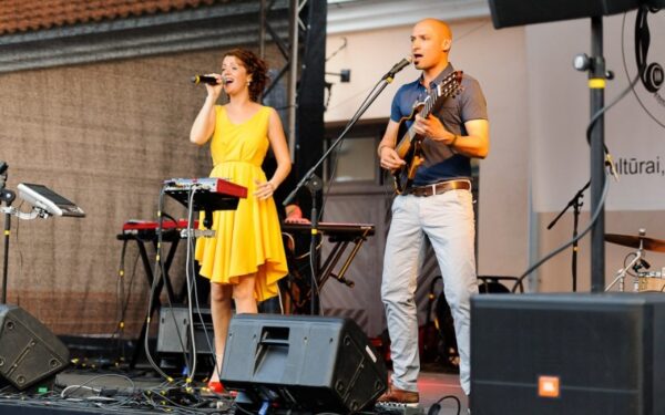 „Ryšių kiemelyje  837“ – nutrūktgalviškas retro ketvirtadienis su „The Ball & Chain“