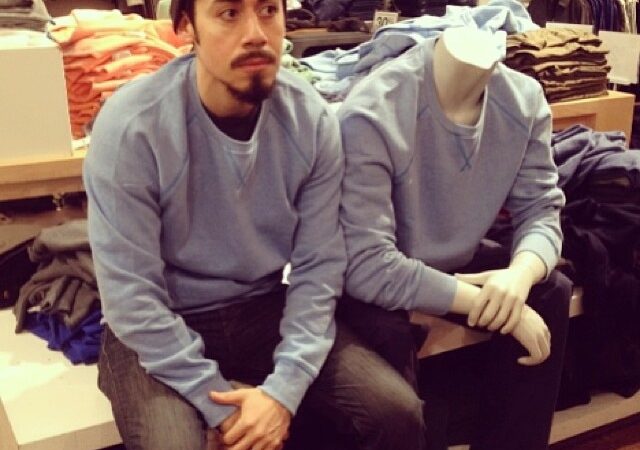 Linksmybės: kol žmona apsipirkinėja, vyras rengiasi kaip parduotuvių manekenai (foto)