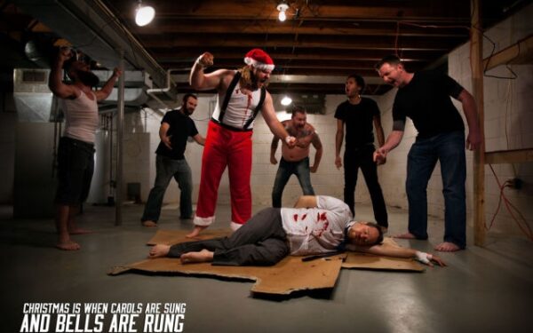 Vaikinas jau keletą metų šeimyną kraupina linksmais atvirukais (foto)