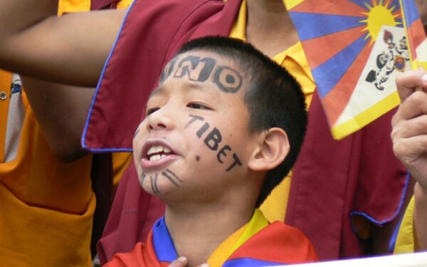 Opios Kinijos ir Tibeto problemos sprendimui įtaka iš Vakarų