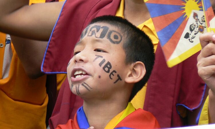 Opios Kinijos ir Tibeto problemos sprendimui įtaka iš Vakarų