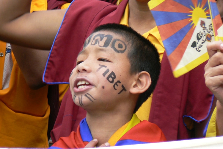 Opios Kinijos ir Tibeto problemos sprendimui įtaka iš Vakarų