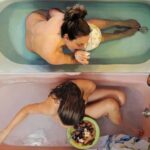 Moters pabuvimas su savimi ir maistu vonioje (foto)