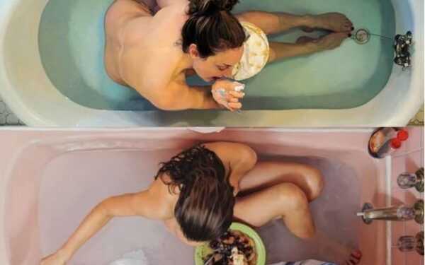 Moters pabuvimas su savimi ir maistu vonioje (foto)