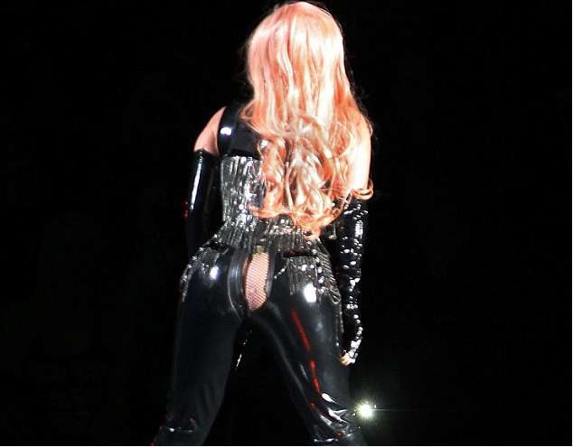 Koncerto metu nepadorioje vietoje plyšo Lady Gagos kelnės (foto)