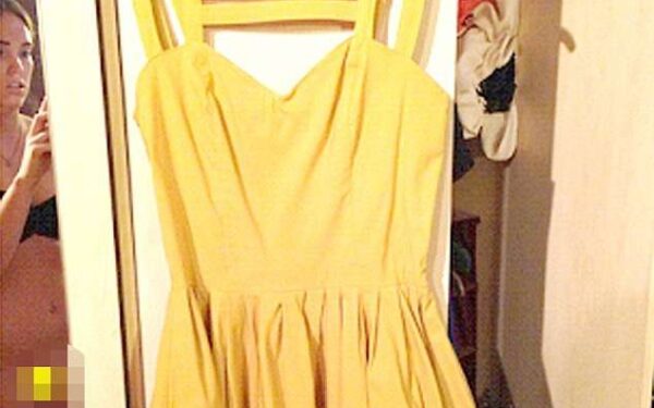 Mergina išgarsėjo netyčia apsinuoginusi parduodamos suknelės nuotraukoje (foto)