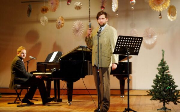 „Golden Parazyth“ kviečia kalėdoti Vilniaus traukinių stoties perone