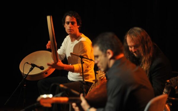 Viduržemio muzikos tradicijų lobynas – Lopez-Petrakis-Chemirani trio (interviu)