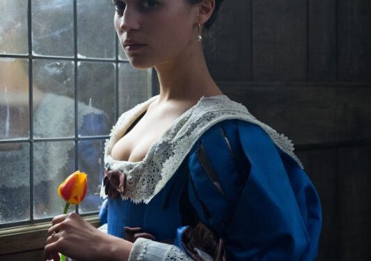 Dramos „Tulpių karštinė“ sekso scenose nuoga nusifilmavusi A. Vikander: „Imtis lengviausių darbų – ne man“