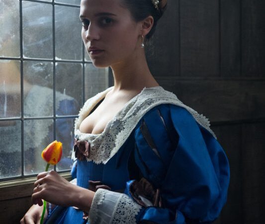 Dramos „Tulpių karštinė“ sekso scenose nuoga nusifilmavusi A. Vikander: „Imtis lengviausių darbų – ne man“