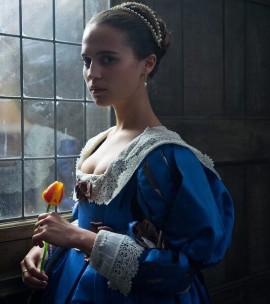 Dramos „Tulpių karštinė“ sekso scenose nuoga nusifilmavusi A. Vikander: „Imtis lengviausių darbų – ne man“