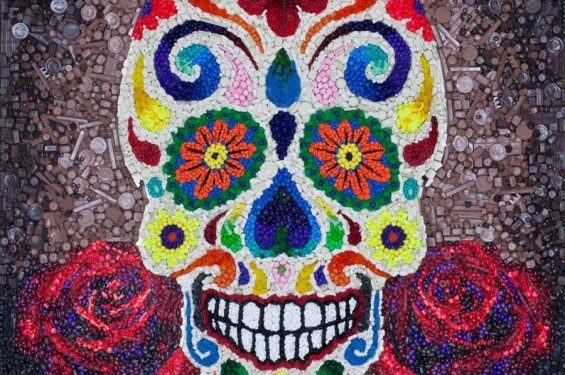 Kruopštu: mozaikos iš … saldainių ir žaislinių automobilių!