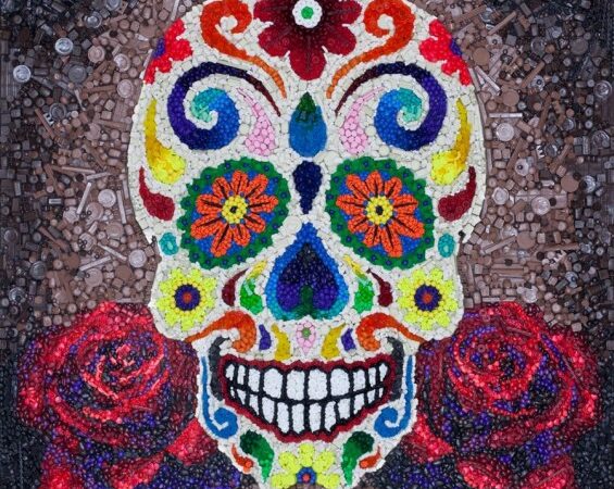 Kruopštu: mozaikos iš … saldainių ir žaislinių automobilių!