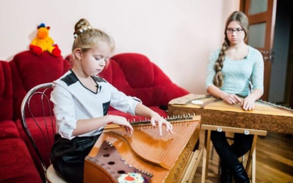 Sudėtinga liga sergančią Gretutę gelbsti ir vaistai, ir muzika