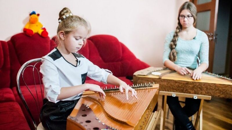 Sudėtinga liga sergančią Gretutę gelbsti ir vaistai, ir muzika