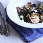Sekmadienio receptas - šiltos vištienos salotos su džiovintomis slyvomis ir prancūzišku medaus bei garstyčių užpilu