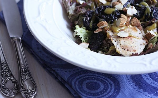 Sekmadienio receptas – šiltos vištienos salotos su džiovintomis slyvomis ir prancūzišku medaus bei garstyčių užpilu