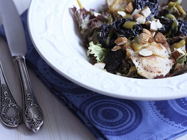 Sekmadienio receptas – šiltos vištienos salotos su džiovintomis slyvomis ir prancūzišku medaus bei garstyčių užpilu