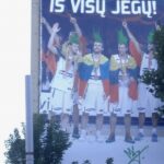 Krepšinio rinktinės plakatas Vilniuje „pasipuošė" pankiškomis skiauterėmis