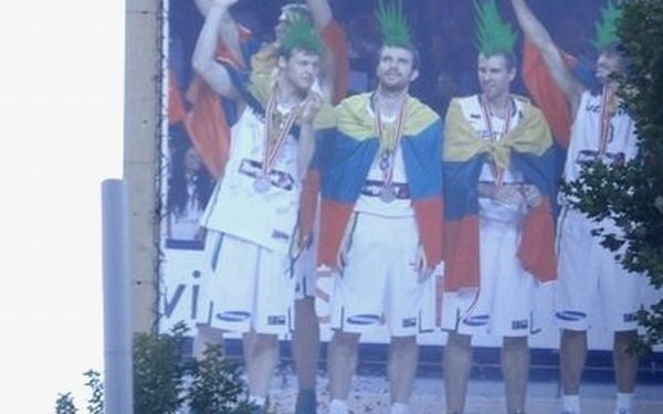 Krepšinio rinktinės plakatas Vilniuje „pasipuošė” pankiškomis skiauterėmis