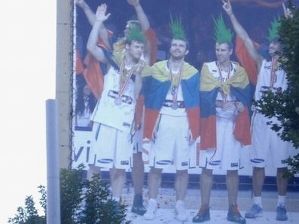 Krepšinio rinktinės plakatas Vilniuje „pasipuošė” pankiškomis skiauterėmis