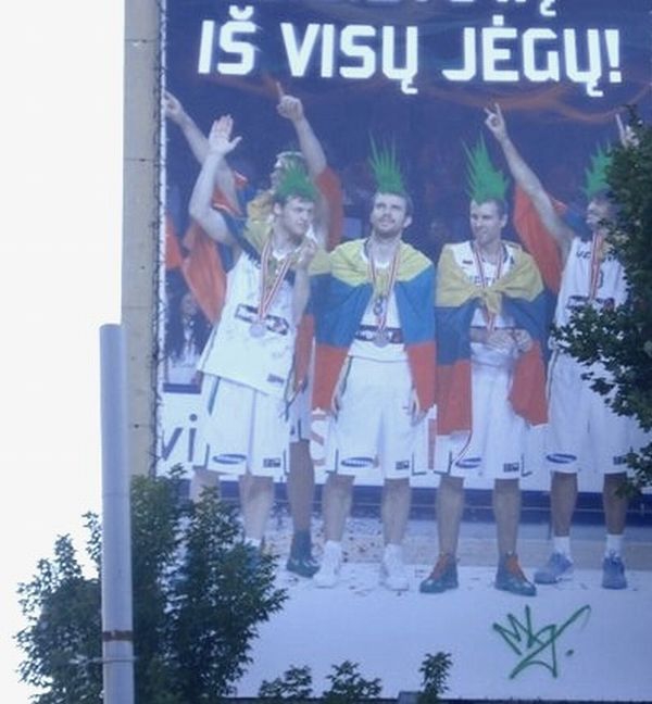 Krepšinio rinktinės plakatas Vilniuje „pasipuošė" pankiškomis skiauterėmis
