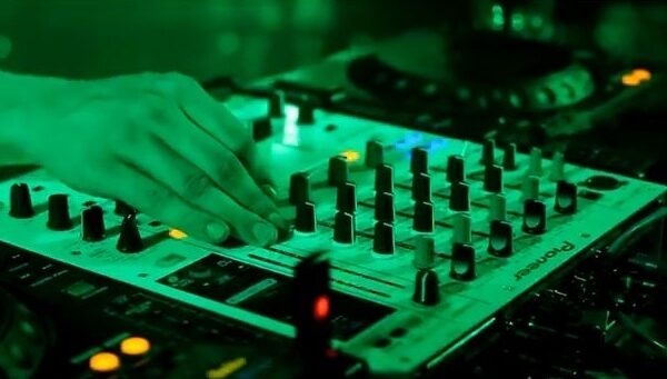 Naujas vasaros hitas – atnaujintas „The Sneekers“ kūrinys „Green City Lights“ (video)