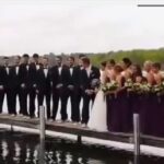 Vestuvių svita fotosesijos metu įkrito į vandenį